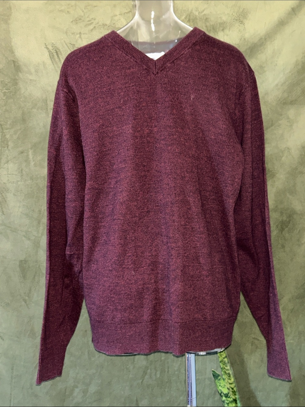 Old Navy Men's V-Neck Sweater in Deep Wine
